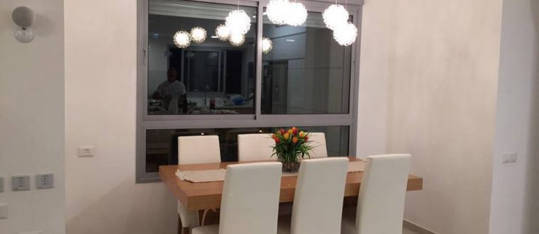 לשבת בנוח על כסאות מרופדים לפינת אוכל