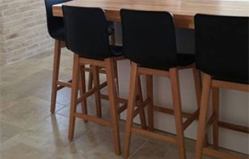 שילוב כסאות בר מפלסטיק במטבח