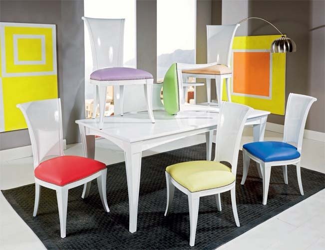 שולחן מעוצב עם כסאות