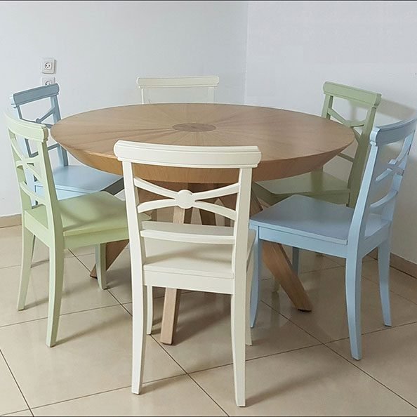 כסאות עץ צבעוניים
