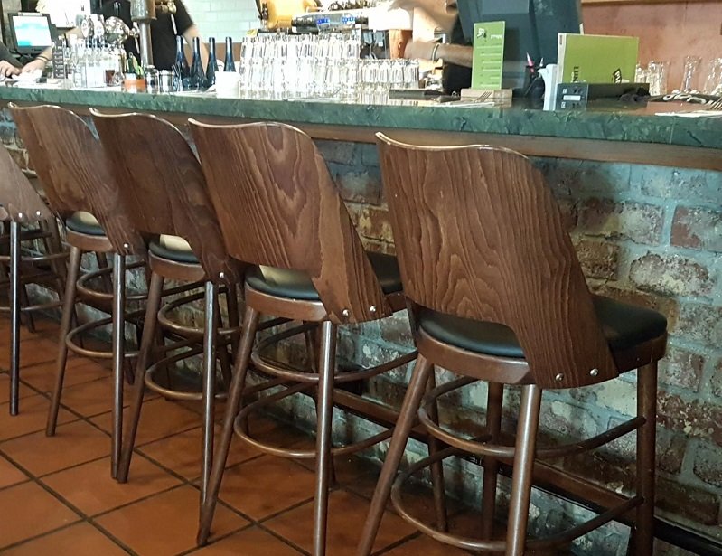 כסאות עץ למסעדה