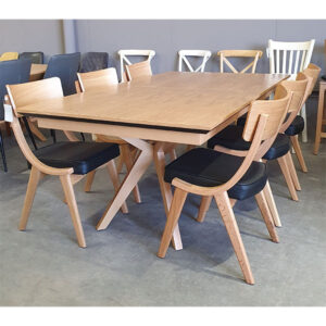שולחן עם כיסאות עץ
