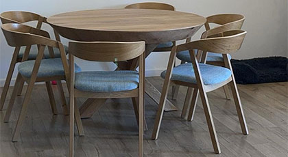 כסאות עץ כפריים