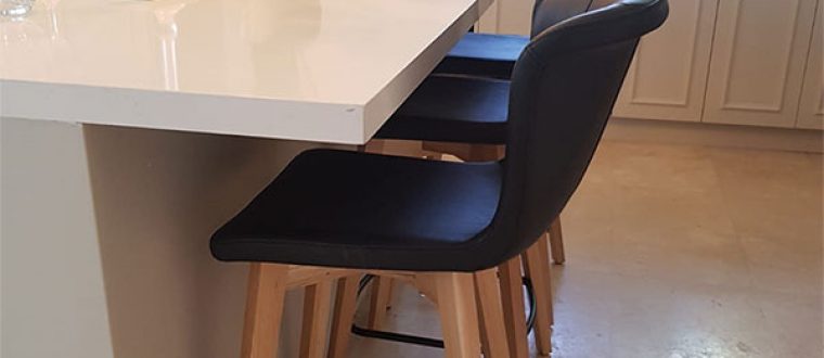 כסאות בר מרופדים – בד או דמוי עור?